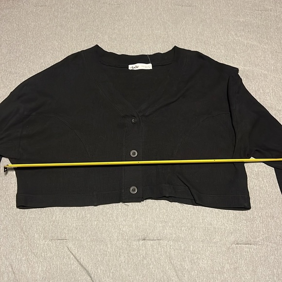 Cropped Sweater - Picture 6 of 7